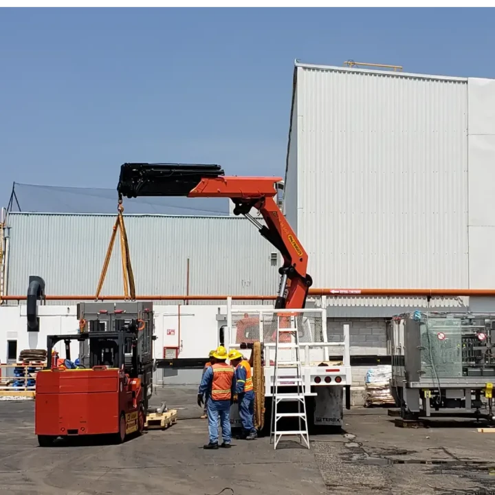 Grúa articulada tipo HIAB en operación industrial