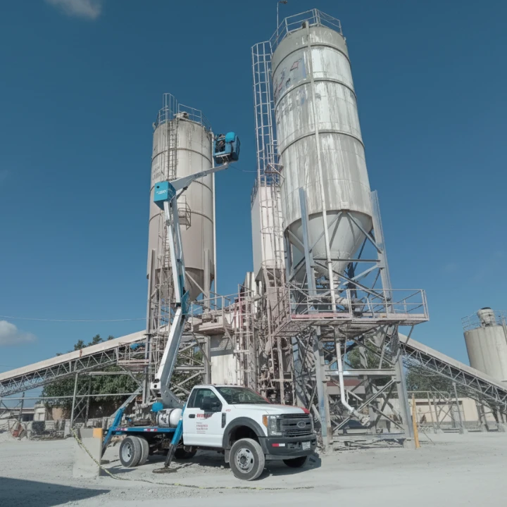 Trabajo en alturas almacén industrial